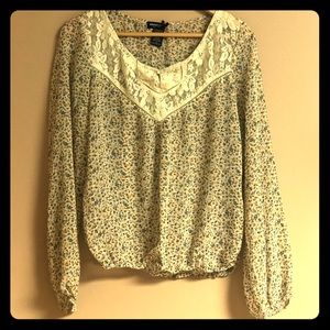 Flowy flowery long sleeve top 🌸